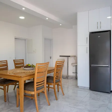 Opera Modern 3br With Ensuites In Apartment