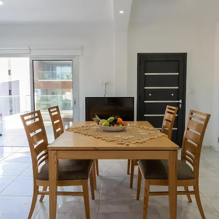 Opera Modern 3br With Ensuites In Apartment
